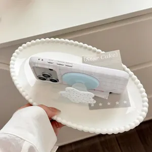 Detail einer magnetischen Sternen-Karo-Handyhülle mit Pop-Socket-Ständer in Seitenansicht