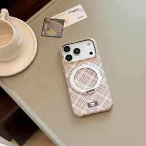 Gros plan d'une coque iPhone à carreaux avec support à anneau rotatif magnétique.