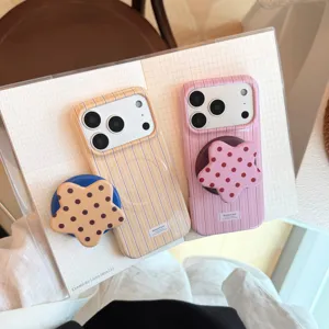 Κοντινό πλάνο ριγέ θηκών iPhone με μαγνητικές λαβές σε σχήμα αστεριού με πουά
