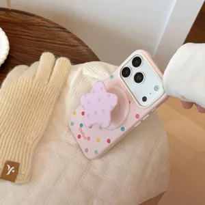 Gros plan de la coque rose à pois avec support de téléphone magnétique en forme d'étoile