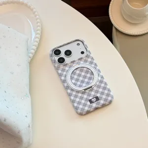 Détail d'une coque iPhone à carreaux blancs avec support de bague magnétique rotatif