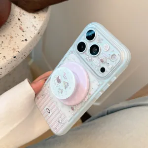 Vue détaillée d'une coque iPhone motif chiot avec support rond rose intégré.