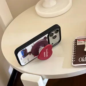 Détail d'une coque iPhone avec imprimé teckel et support magnétique en forme de cœur