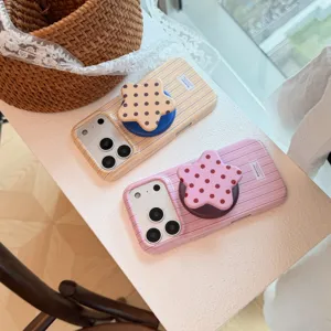 Λεπτομέρεια ριγέ θηκών iPhone με χαριτωμένη βάση κινητού σε σχήμα αστεριού με πουά.