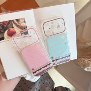 Gros plan de coques iPhone rose et menthe au motif dessert et chiot