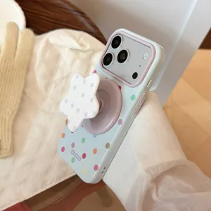 Détail de la coque de téléphone à pois avec un support mignon en forme d'étoile