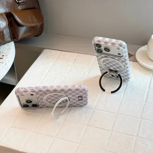 Coque magnétique à carreaux avec support à anneau rotatif polyvalent en gros plan.