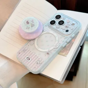 Gros plan d'une coque iPhone aux bords bleus avec motifs d'animaux et support magnétique.