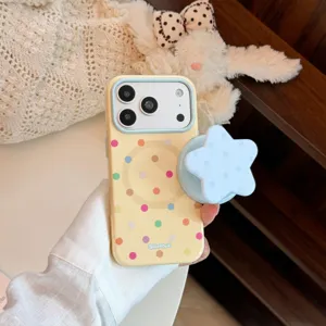 Gros plan d'une coque iPhone à pois avec support magnétique en forme d'étoile.