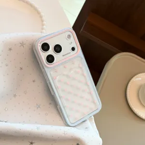 Κοντινό πλάνο διάφανης θήκης iPhone με ροζ πουά θήκη καρτών και προστασία φακού κάμερας
