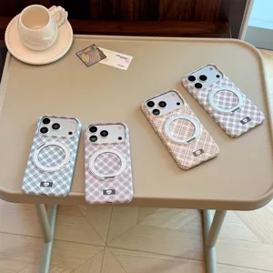 Vue détaillée des coques iPhone à carreaux avec supports rotatifs magnétiques en quatre couleurs