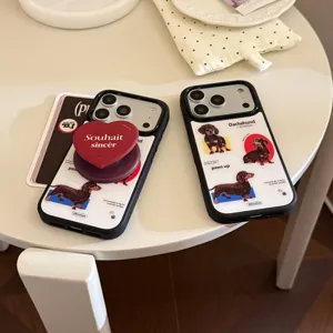 Vue détaillée d'une coque iPhone motif teckel avec support magnétique en forme de cœur.