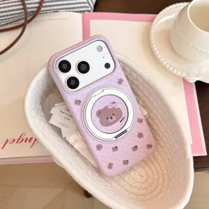 Détail de la coque iPhone ours rose avec support rotatif magnétique intégré.