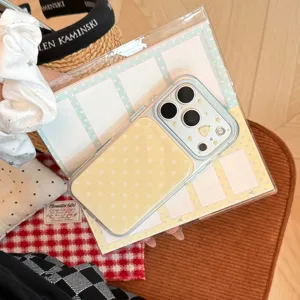 Detailansicht der frischen gelben iPhone-Hülle mit Punkten und süßem Fruchtakzent