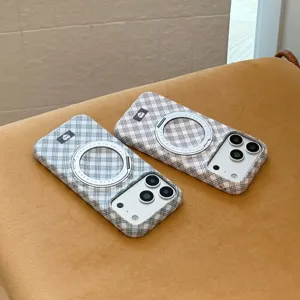 Vue détaillée de coques iPhone à carreaux avec support à bague rotatif magnétique intégré.