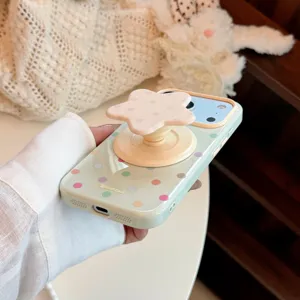 Détail de la coque iPhone à pois colorés avec un support rétractable en forme d'étoile