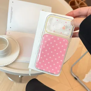 Detailansicht einer rosa gepunkteten iPhone-Hülle mit niedlichem Frucht-Design
