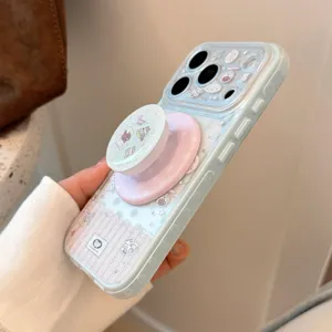 Gros plan d'une coque bleue avec support pop rose et imprimés d'oursons.