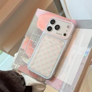 Λεπτομερής προβολή διάφανης θήκης iPhone με ροζ βούλες και ενσωματωμένη υποδοχή κάρτας