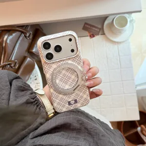 Détail d'une coque magnétique à carreaux roses avec un support de bague métallique rotatif