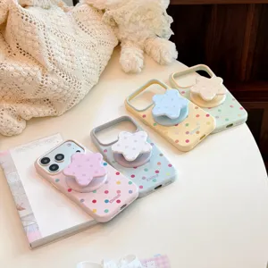 Vue détaillée des coques iPhone à pois colorés avec supports en forme d'étoile.