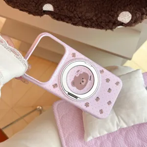 Détail d'une coque rose mignonne pour téléphone avec motif d'ours et support magnétique