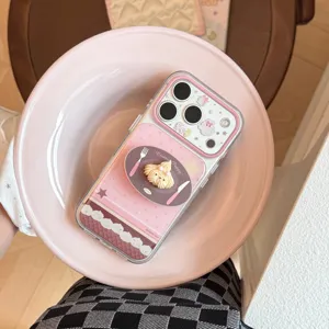 Vue détaillée de la coque iPhone 3D chiot crémeux avec support rose intégré