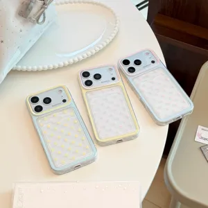 Λεπτομέρεια διαφανών θηκών iPhone με πουά και ενσωματωμένη θήκη για κάρτες