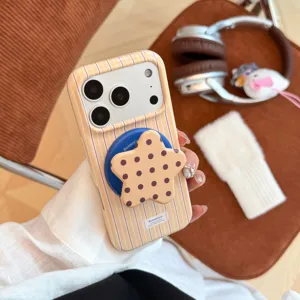 Λεπτομερής προβολή θήκης iPhone με κρεμ ρίγες και μαγνητική βάση αστεριού με πουά.
