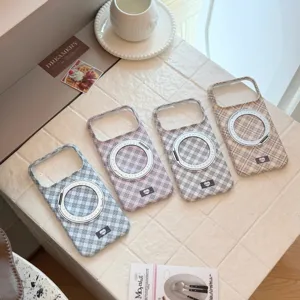 Vue détaillée de quatre coques iPhone magnétiques à carreaux avec support rotatif