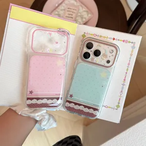 Gros plan de coques de téléphone mignonnes avec motifs de dessert et d'étoiles
