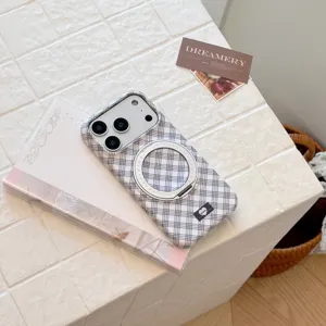 Détail de la coque iPhone à carreaux avec support rotatif magnétique intégré très élégant