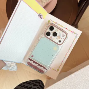 Vue détaillée de la coque iPhone thème dessert à la crème dans un carnet