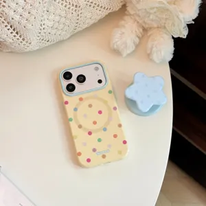 Vue détaillée de la coque iPhone à pois colorés avec support magnétique étoile bleue