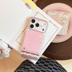 Détail d'une jolie coque iPhone rose sur le thème des desserts à la crème avec motifs d'étoiles