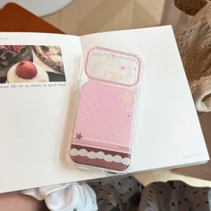 Détail d'une coque iPhone rose sur le thème des desserts avec motifs de biscuits.