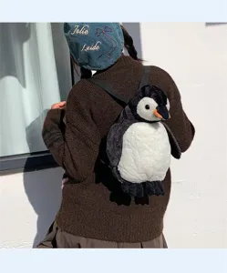 Rückansicht eines Models mit einem niedlichen Plüsch-Pinguin-Rucksack im Freien