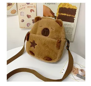 Vue détaillée d'un joli sac à bandoulière en peluche capybara marron sur une table blanche.