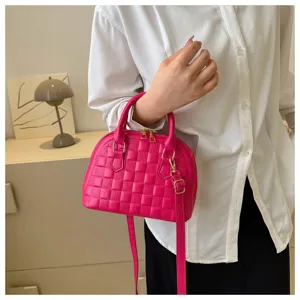 Elegante bolso de mano acolchado rosa brillante con correa ajustable para el hombro