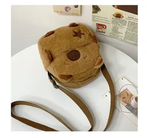 Vue de dessus d'un joli sac à bandoulière capybara en peluche sur une table blanche