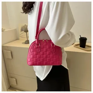 Elegante bolso de mano rosa a cuadros con asa superior y correa ajustable para hombro