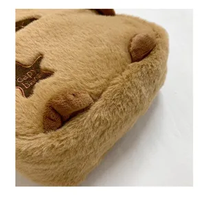 Vue rapprochée de la texture en peluche douce du sac bandoulière Capybara avec broderie