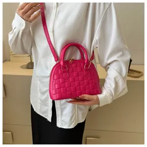 Elegante bolso de mano rosa fucsia con textura de concha y correa de hombro ajustable
