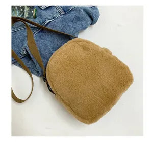 Vue détaillée montrant la texture douce en peluche brune de ce sac à bandoulière capybara