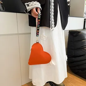 Elegante monedero naranja en forma de corazón con una correa estampada de LOVE