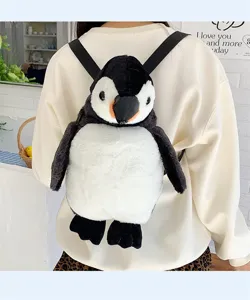 Nahaufnahme der weichen Textur und des Designs eines süßen Pinguin-Plüschrucksacks