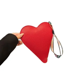 Bolso de mano rojo en forma de corazón con acabado texturizado y correa de colores