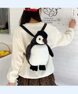 Süßer Plüsch Pinguin Rucksack für Mädchen als Lifestyle Detail in einem gemütlichen Raum