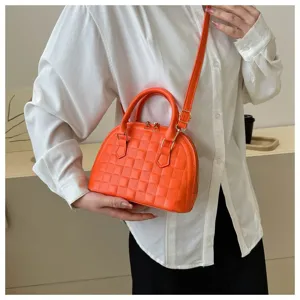 Bolso bandolera acolchado naranja vibrante elegante con correa ajustable para mujeres