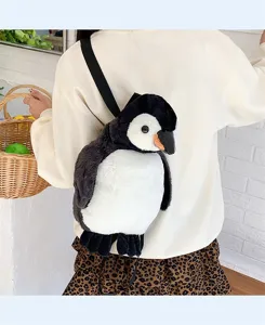 Detailansicht eines niedlichen Pinguin-Plüschrucksacks, der lässig über der Schulter getragen wird